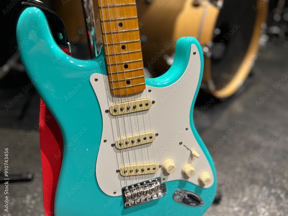Obraz premium スタジオにあるミントグリーンのエレキギター