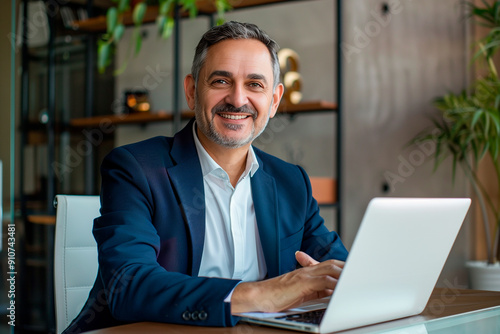 latín man businessman working on laptop