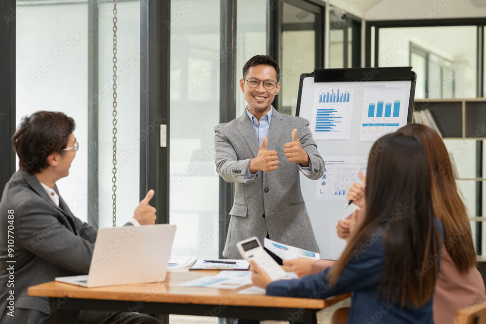 Obraz premium Business group Talk and consult to find solutions to work problems in the company.