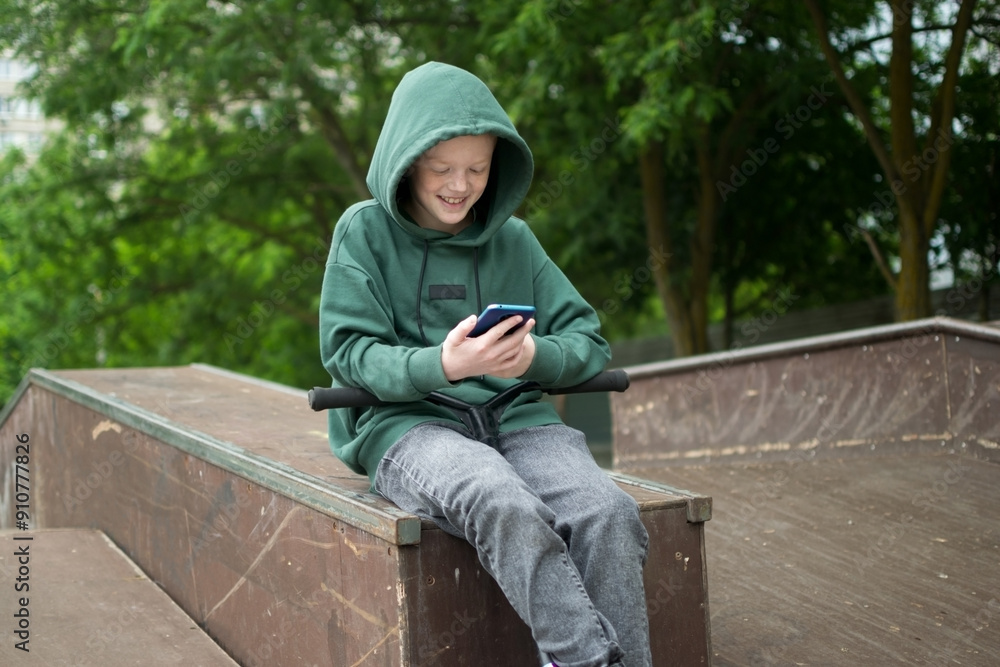 Obraz premium Child takes selfie on phone