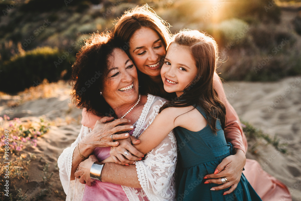 © Cavan Images - Three generations women beach summer sunset happy smiling Latin © Cavan Images - Three generations women beach summer sunset happy smiling Latin