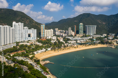 Obraz na płótnie Hong Kong: Dramatic landscape of Repulse bay with its sandy beach and luxury condominium in Hong Kong island w salonie
