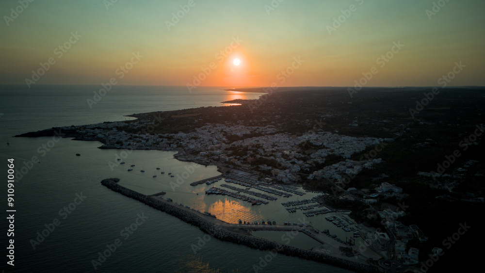 Obraz premium Santa Maria di Leuca is a picturesque town in southern Italy, known for its stunning coastal views, historic lighthouse, and the meeting point of the Adriatic and Ionian seas