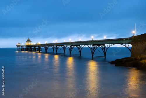 Obraz na płótnie The Grade 1 listed 'Cleveland Pier' in the Bristol Channel illuminated at dusk w salonie