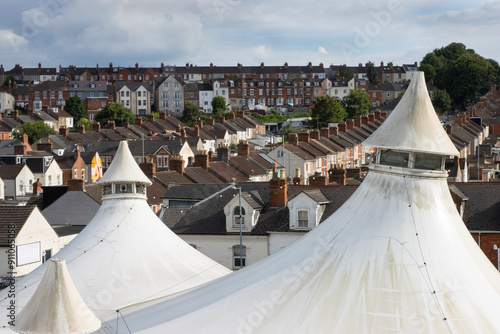 Obraz na płótnie Aerial view of the skyline of Swindon with roof of tented shopping arcade w salonie