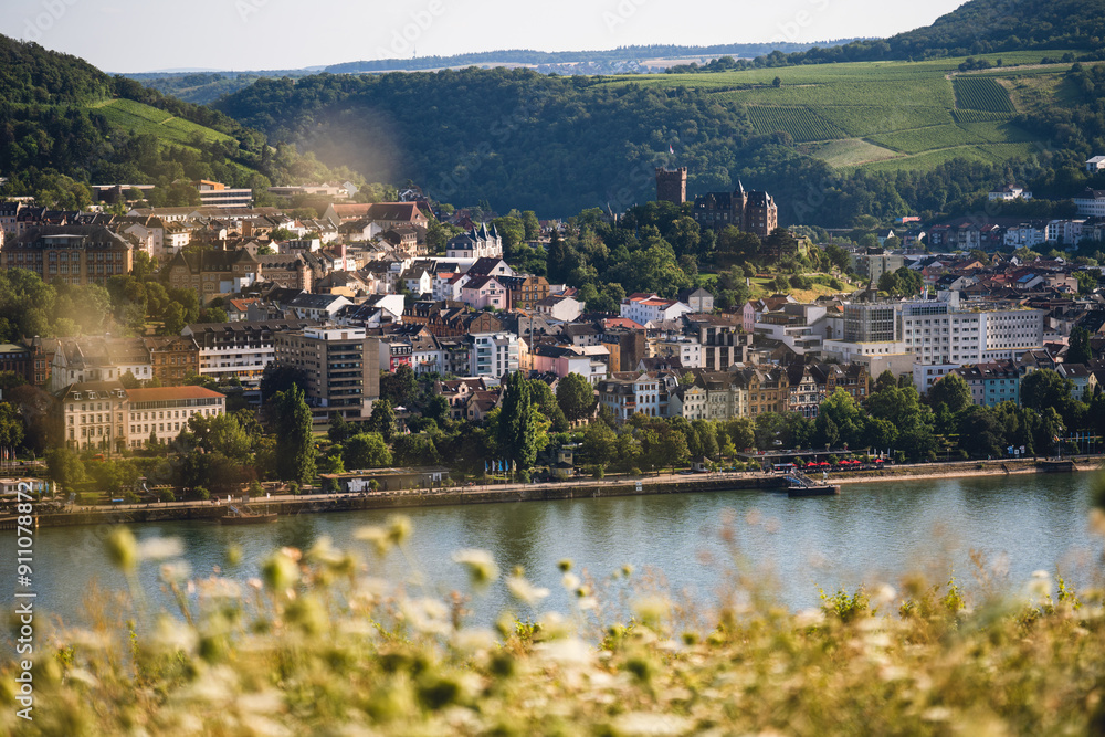 Blick von Rüdesheim nach Bingen zur Burg Klopp und ins Nahetal, August 2024