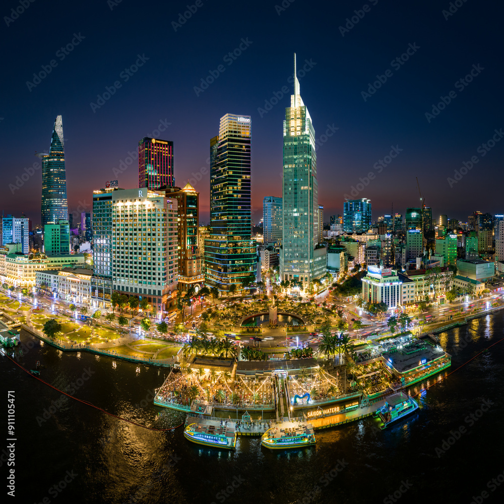Obraz premium Sunset on Ho Chi Minh City center, Vietnam. Photo taken on May 2024. 