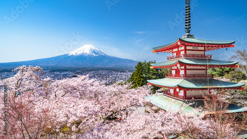 新倉山浅間公園の春景色　桜と富士山と忠霊塔【山梨県・富士吉田市】　
Spring scenery of Arakurayama Sengen Park. Cherry blossoms, Mt. Fuji and Churei Pagoda. - Yamanashi, Japan