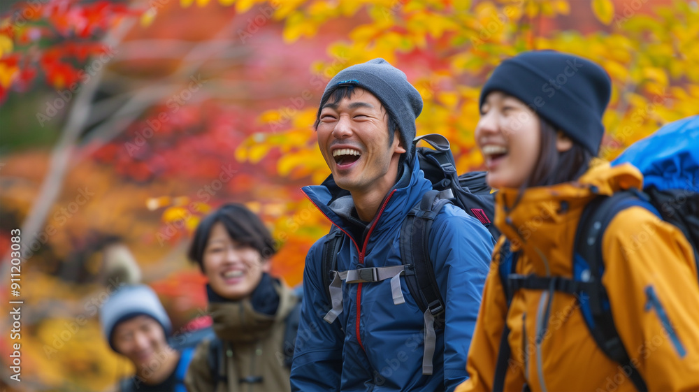 秋の森をハイキングする20代の日本人の友達グループ 秋の森をハイキングする20代の日本人の友達グループ