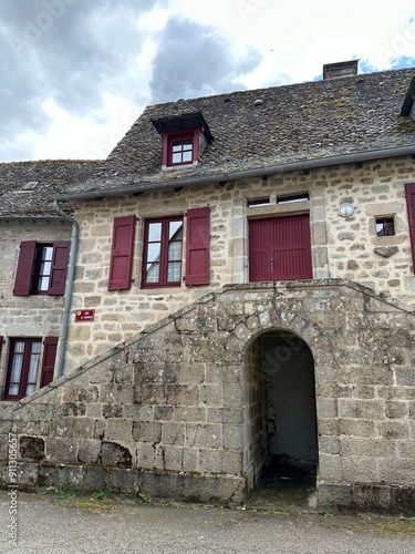 Maison en pierres grises