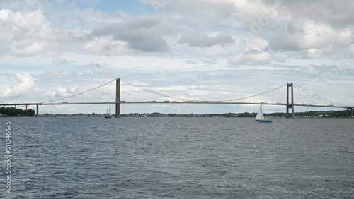Obraz na płótnie trafic over New Little Belt Bridge w salonie