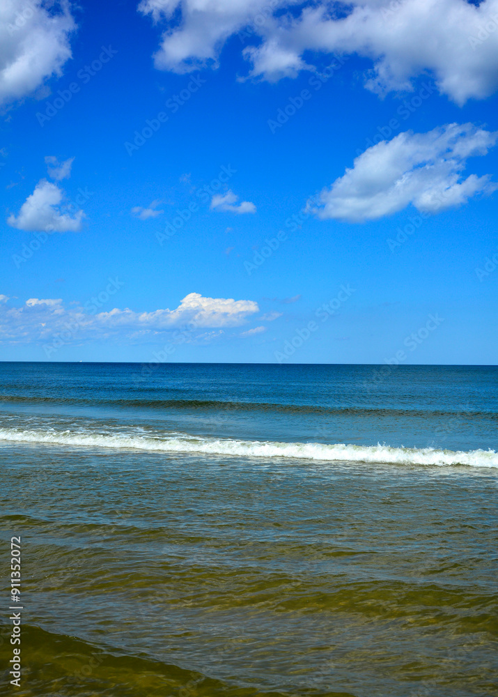 niebieskie morze z niebieskim niebiem i białymi, pierzastymi chmurami, morski krajobraz, pogodne niebo nad morzem, horyzont, blue sea with blue sky, sea landscape, horizon,