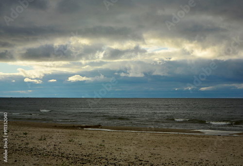 Obraz na płótnie burzowe chmury nad morzem, pejzaż nadmorski, storm clouds over the sea, seaside landscape, w salonie