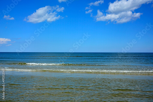 Obraz na płótnie niebieskie morze z niebieskim niebiem i białymi, pierzastymi chmurami, morski krajobraz, pogodne niebo nad morzem, horyzont, blue sea with blue sky, sea landscape, horizon, w salonie