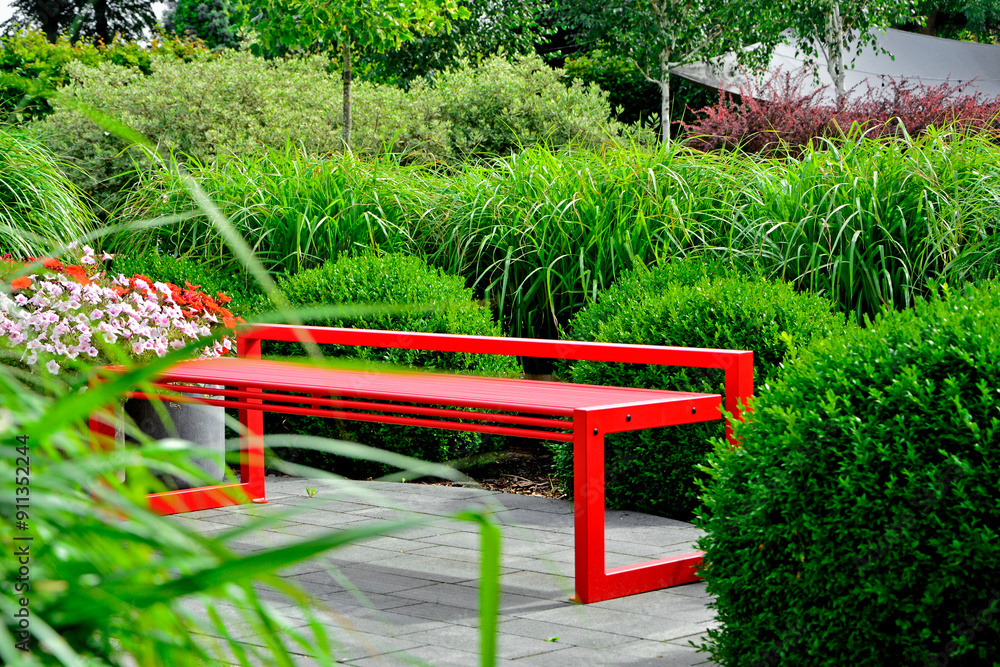 czerwona ławka ogrodowa z metalu na tle zilonych traw ozodbnych, metalowa ławka czerwona w ogrodzie, red metal garden bench and green ornamental grass, kącik wypoczynkowy, red metal bench in garden czerwona ławka ogrodowa z metalu na tle zilonych traw ozodbnych, metalowa ławka czerwona w ogrodzie, red metal garden bench and green ornamental grass, kącik wypoczynkowy, red metal bench in garden