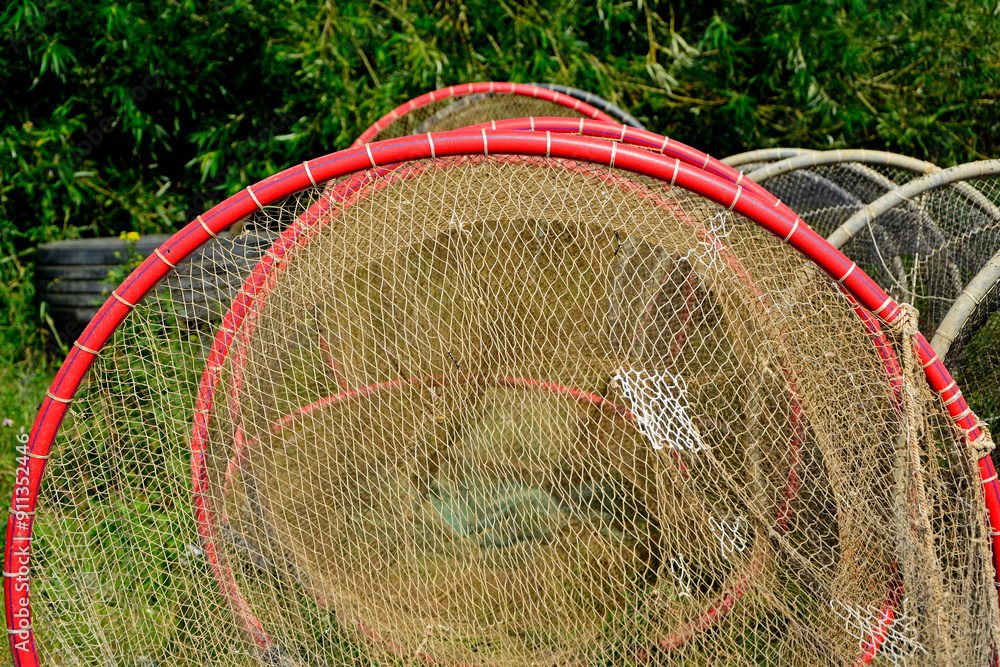 sieć rybacka na brzegu, suszące sie na brzegu sieci rybackie, fishing net on the shore, fishing net drying, Fishing net in the harbor, Fishing nets dry on shore,