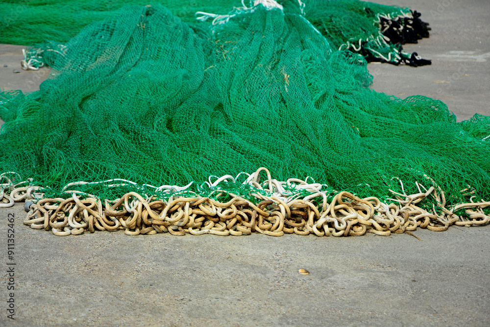 sieć rybacka na brzegu, suszące sie na brzegu sieci rybackie, fishing net on the shore, fishing net drying, Fishing net in the harbor, Fishing nets dry on shore,