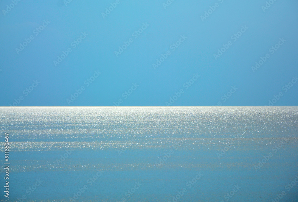 niebieskie morze z niebieskim niebiem, morski krajobraz, horyzont, blue sea with blue sky, sea landscape, horizon,