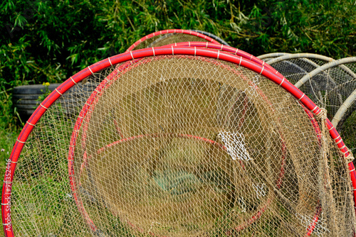 Obraz na płótnie sieć rybacka na brzegu, suszące sie na brzegu sieci rybackie, fishing net on the shore, fishing net drying, Fishing net in the harbor, Fishing nets dry on shore, w salonie