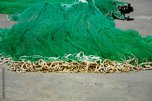 Obraz na płótnie sieć rybacka na brzegu, suszące sie na brzegu sieci rybackie, fishing net on the shore, fishing net drying, Fishing net in the harbor, Fishing nets dry on shore, w salonie