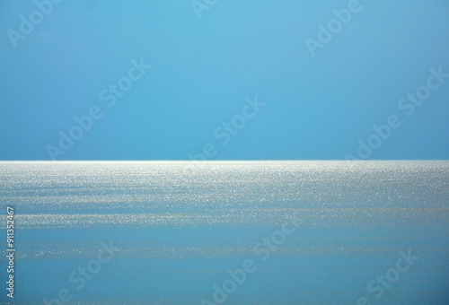 Obraz na płótnie niebieskie morze z niebieskim niebiem, morski krajobraz, horyzont, blue sea with blue sky, sea landscape, horizon,
w salonie