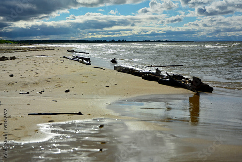 drewno na plaży na tle morza, kawałek drwena na plaży, malowniczy pejzaż nadmorski, log on the sand on the sea shore, beach scene with a large log and sand