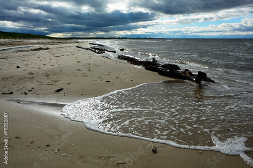 drewno na plaży na tle morza, kawałek drwena na plaży, malowniczy pejzaż nadmorski, log on the sand on the sea shore, beach scene with a large log and sand