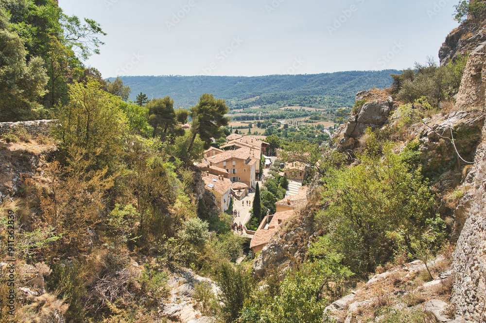 Obraz premium Moustiers-Sainte-Marie, Provence Alpes Côte d'Azur, France Medieval village Moustiers Sainte Marie.