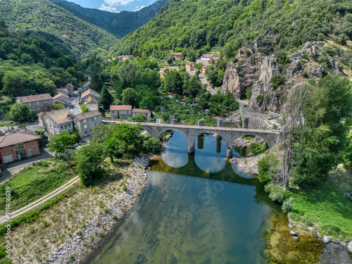 Vue aérienne du pont au dessus Chassezac et du lac Pied-de-Borne, Lozère, Occitanie