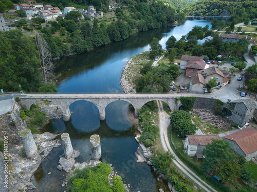 Vue aérienne du pont au dessus Chassezac et du lac Pied-de-Borne, Lozère, Occitanie