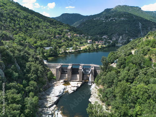 Vue aérienne du barrage du lac Pied-de-Borne sur le Chassezac, Lozère, Occitanie