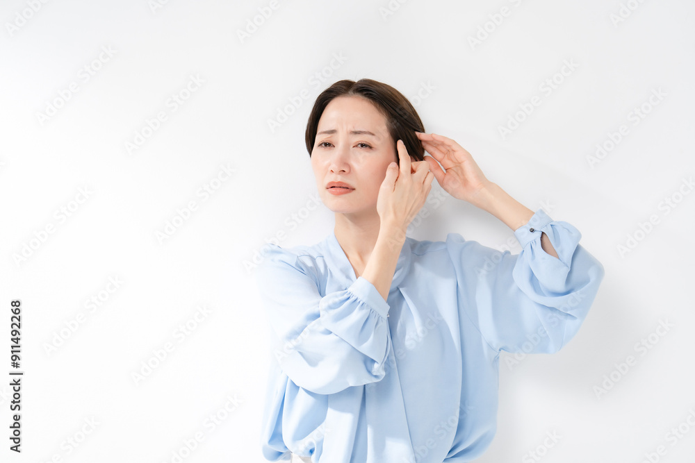 髪を気にする女性 髪を気にする女性