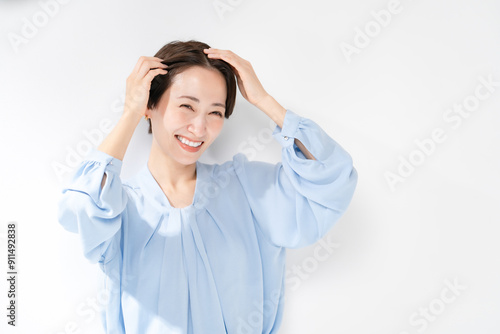 髪を気にする女性