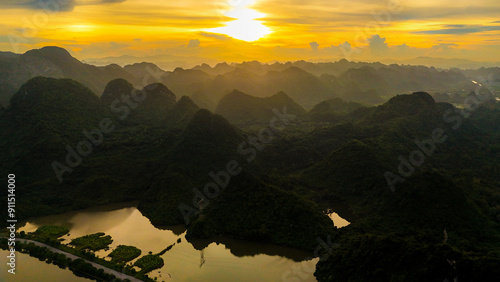 Atardecer mágico en la zona natural con montañas alzadas en el lago Tam Chúc, en Hà Nam, Vietnam. photo