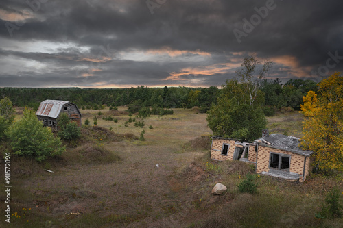 Obraz na płótnie Dilapidated House and Barn Under Grim Skies w salonie