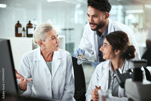 Cuadro en lienzo Computer, discussion and manager with scientists in lab for pharmaceutical innovation with drug trial