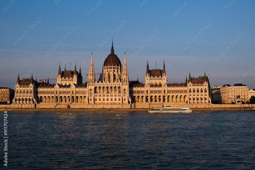 Fototapeta premium parlamento de budapest por do sol