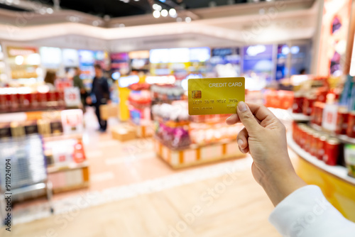 Tourist woman showing credit card or travel card for convenient travel Make shopping easy enjoy lifestyle travel city at shopping street on holiday vacation in Japan, vacation, time to shopping.