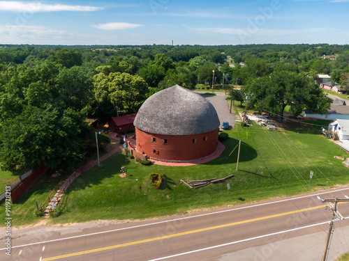 Papier peint Arcadia Round Barn historic building in Arcadia on Route 66, Oklahoma, United States of America