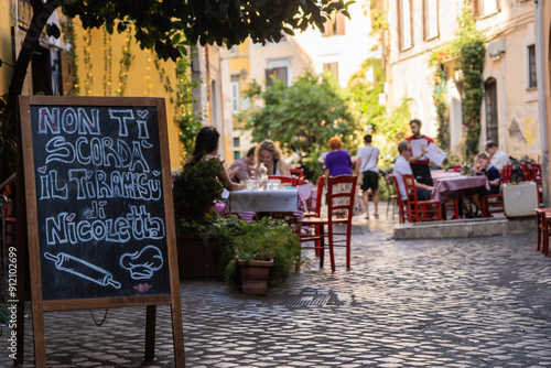 Fototapeta Naklejka Na Ścianę i Meble -  Eating out in Trastevere