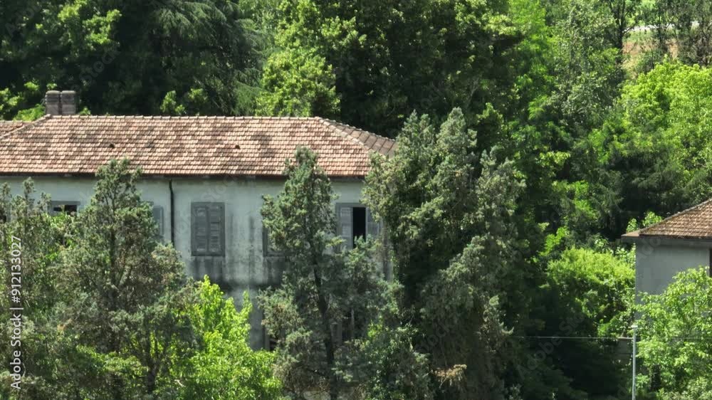 Abandoned villa in Italy surrounded by lush greenery, perfect for urbex exploration Abandoned villa in Italy surrounded by lush greenery, perfect for urbex exploration