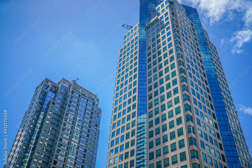 Fototapeta premium ガラス張りのビルのイメージ