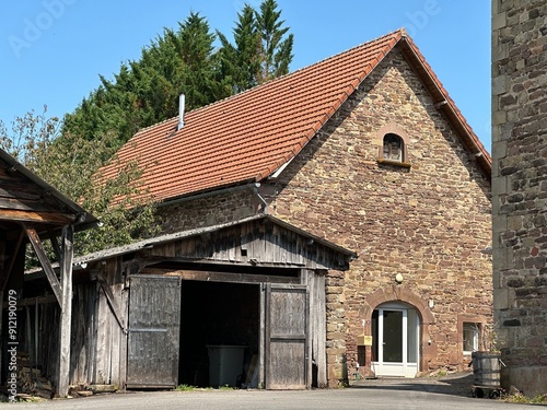 Wallpaper Mural maison avec grange en bois Torontodigital.ca