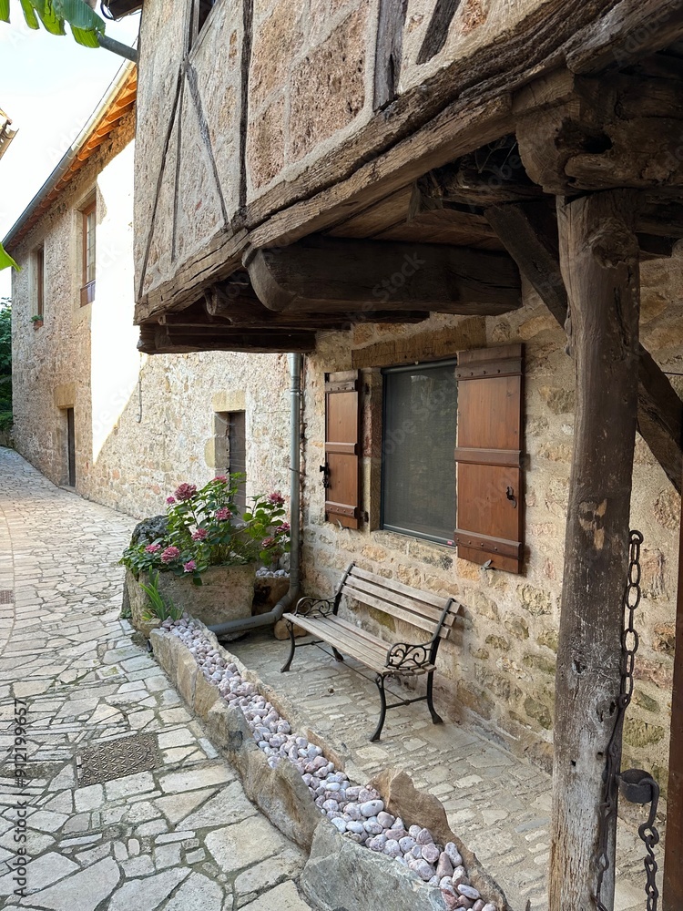 banc en bois dans une vieille ruelle