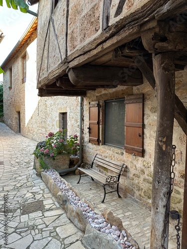 Obraz na płótnie banc en bois dans une vieille ruelle w salonie