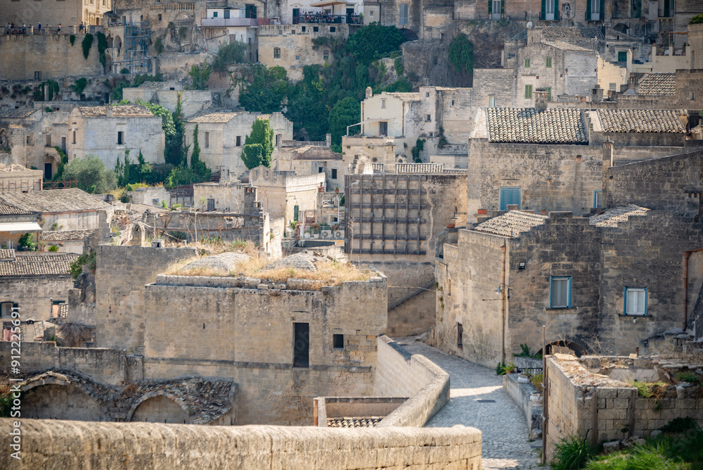 Obraz premium Vista de la antigua ciudad de Matera, Sassi di Matera en Basílicata, sur de Italia. cueva gruta en Sassi di Matera