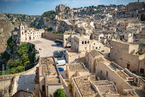  Vista de la antigua ciudad de Matera, Sassi di Matera en Basílicata, sur de Italia. cueva gruta en Sassi di Matera photo