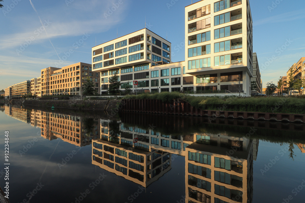 Neues Berliner Stadtquartier im Morgenlicht; Europacity am Berlin-Spandauer-Schifffahrtskanal