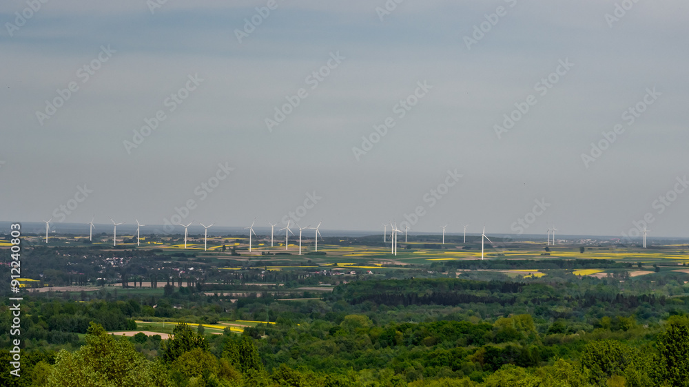 Obraz premium Farma wiatrowa energia przyszłości, odnawialne źródła energii,tani ekologiczny prąd 