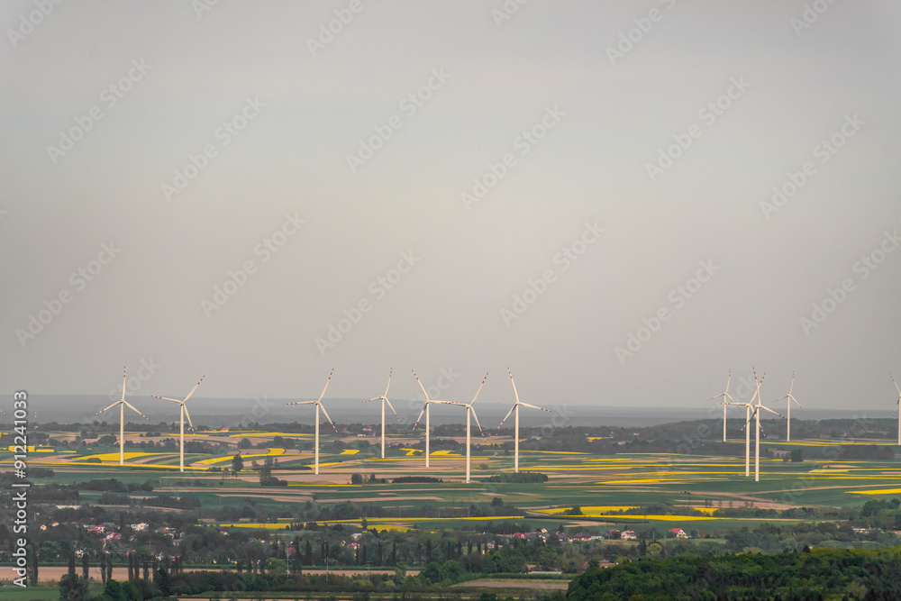 Obraz premium Elektrownia wiatrowa, ekologiczne źródło odnawialnej energii elektrycznej 
